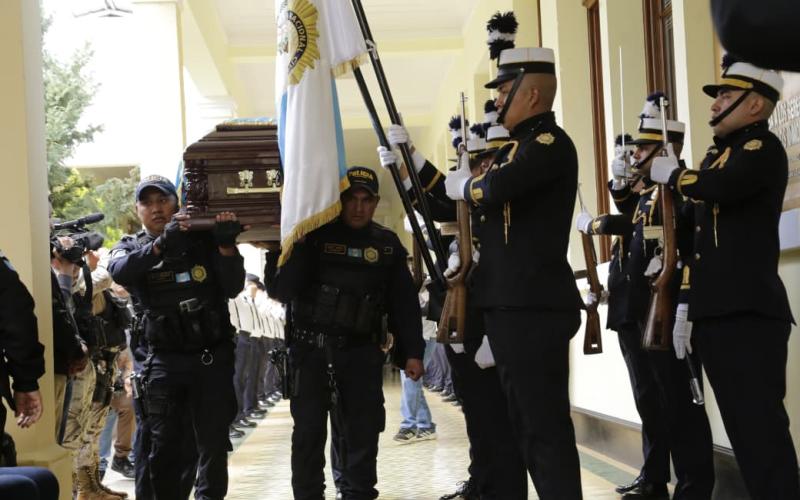 Rinden homenaje a héroe policial que cumplió su misión de servir a la nación