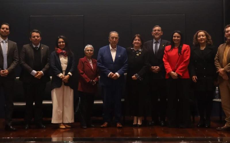 Ministra Liwy Grazioso participa en conversatorio conmemorativo sobre la democracia y los Acuerdos de Paz. 