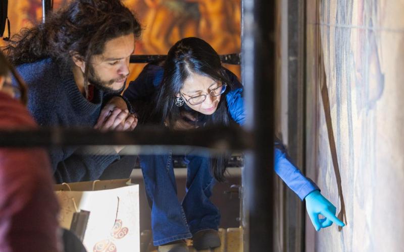 Especialistas evalúan murales del Palacio Nacional para fortalecer su conservación. 