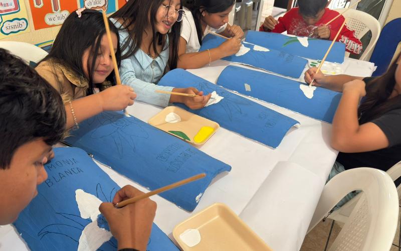 Niños y jóvenes de Chiquimula rinden homenaje a la Monja Blanca mediante el arte en tejas. 
