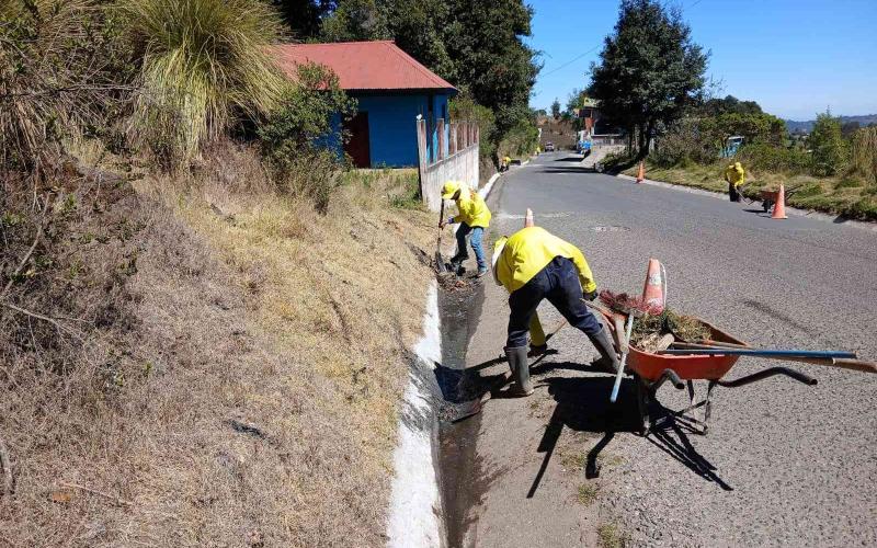 Realizan limpieza en cunetas para prevenir inundaciones y mejorar el paso en San Marcos