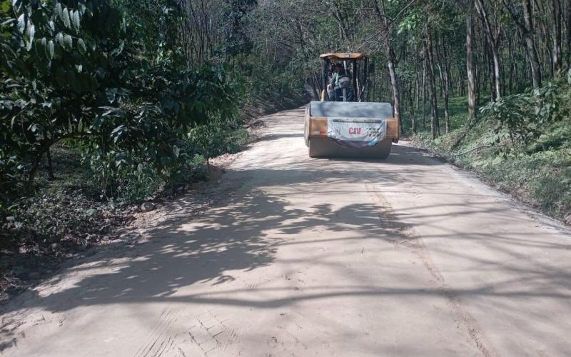 Mejoran ruta de terracería en beneficio de vecinos de la aldea Nueva Esperanza en Suchitepéquez