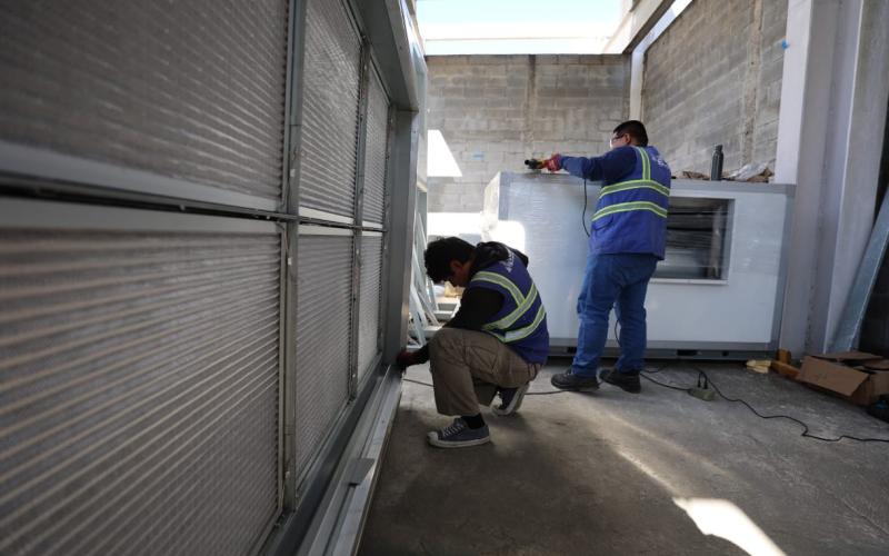 Esta actualización permitirá ofrecer mayor confort a los usuarios, especialmente en horas de alta afluencia, cuando el movimiento de viajeros incrementa en las salas de abordaje y áreas comunes.