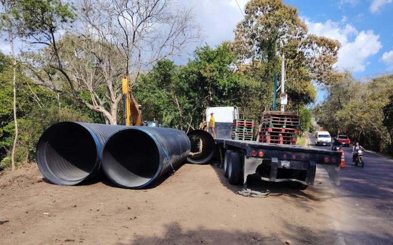 Precaución a quienes transitan entre Cuilapa y Chiquimulilla, donde por trabajos de sustitución de drenajes el paso vehicular será alterno