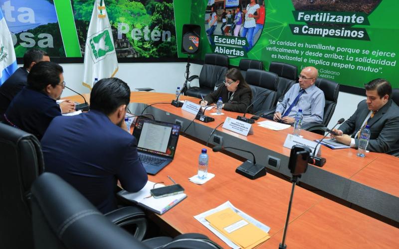 Autoridades del MCD sostienen reunión por avances para mejora en instalación deportiva en San José Poaquil, Chimaltenango. 