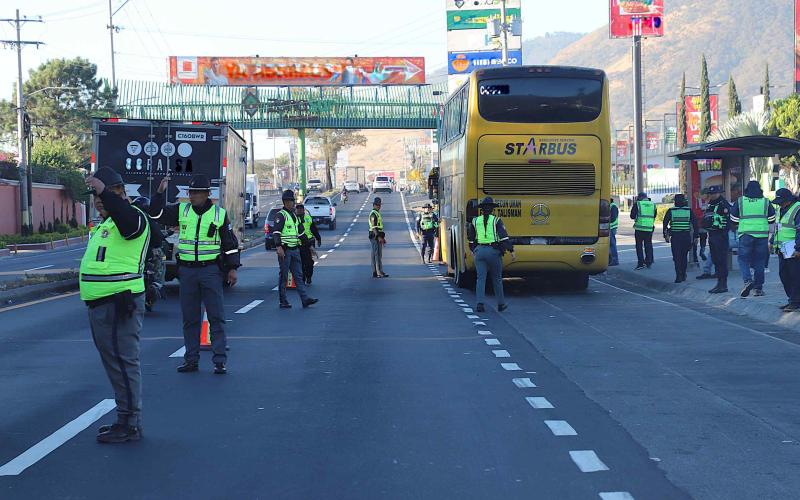 PROVIAL, DGT y Tránsito PNC realizan operativo interinstitucional en CA-09 Sur para fortalecer el control al transporte extraurbano