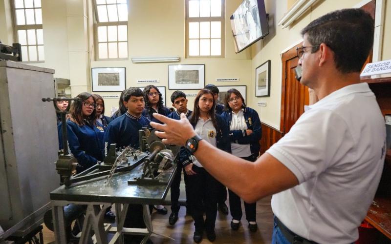 Estudiantes del Liceo Mercantil conocen el monitoreo sísmico en “El Búnker” del INSIVUMEH