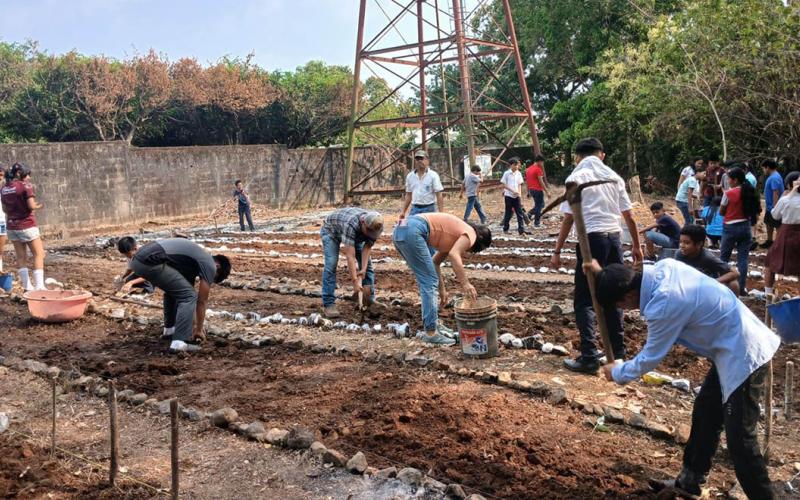 En Retalhuleu impulsan los huertos pedagógicos en favor de la nutrición escolar 