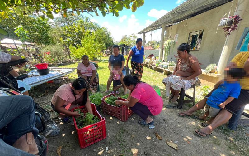 Entregan pilones en Sayaxché, Petén