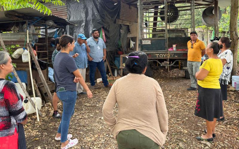 Fortalecen producción avícola de grupos de mujeres de El Chal