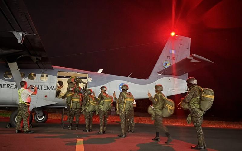 Ejército de Guatemala ejecuta asalto aerotransportado nocturno en la línea divisoria Guatemala–México