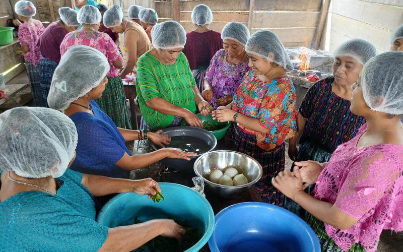 Mujeres de Sayaxché aprenden a elaborar embutidos