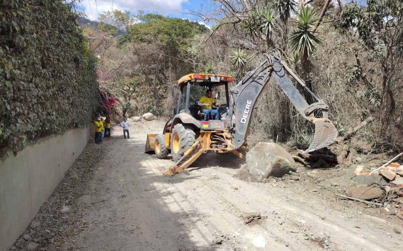 Mejoran ruta en beneficio de habitantes de San Pedro Ayampuc