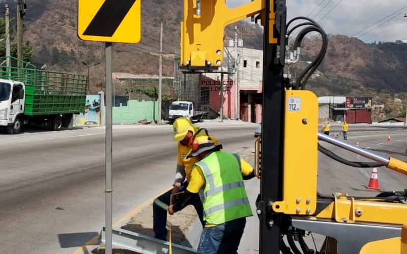 Refuerzan la seguridad vial en la CA-9 Norte con nuevas defensas metálicas