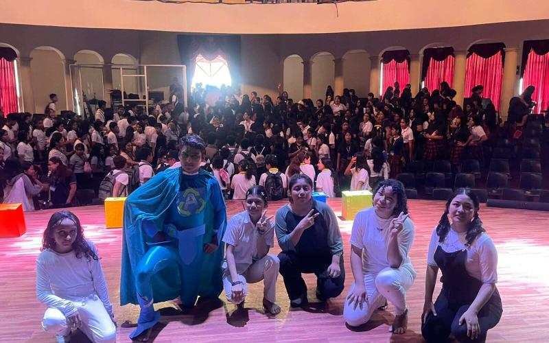 Jóvenes escuintlecos conmemoran el Día Mundial del Teatro con la obra ambiental Basuricidio