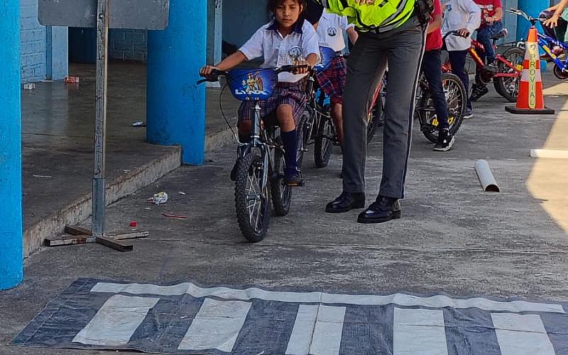¡Pequeños peatones, grandes lecciones! Educación vial que transforma en Escuintla