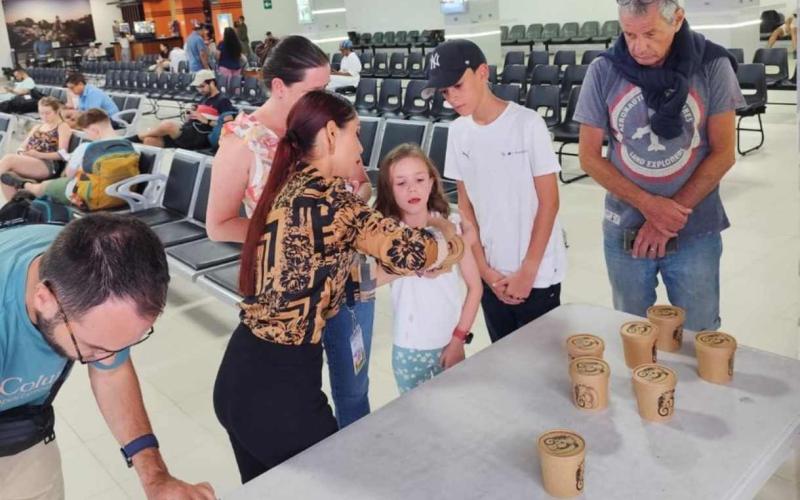 La actividad estuvo dirigida a viajeros que retornaban tras disfrutar de los atractivos del majestuoso Mundo Maya, fortaleciendo así el vínculo emocional con Guatemala y promoviendo su riqueza cultural.