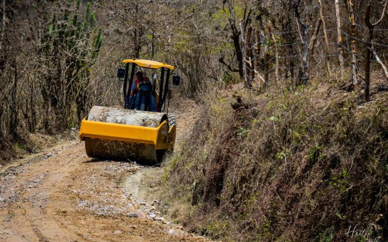 Mejoran caminos rurales en Salamá y abren paso a la economía local