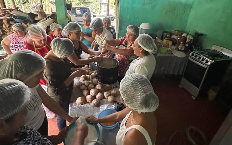 Fomentan la economía del hogar e identidad cultural con la gastronomía típica