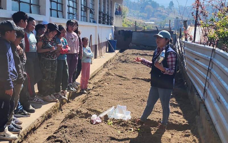 Estudiantes aprenden a crear huertos escolares en Totonicapán