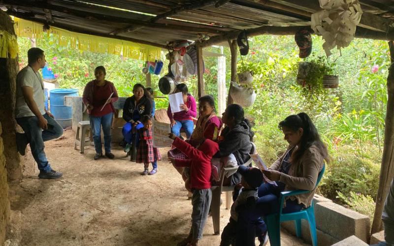 Capacitan a familias de Jalapa en nutrición avícola para fortalecer la crianza de traspatio