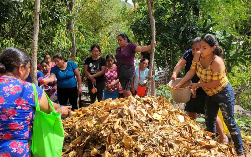 Capacitan a familias de Quezaltepeque en la producción de abono orgánico Bocashi