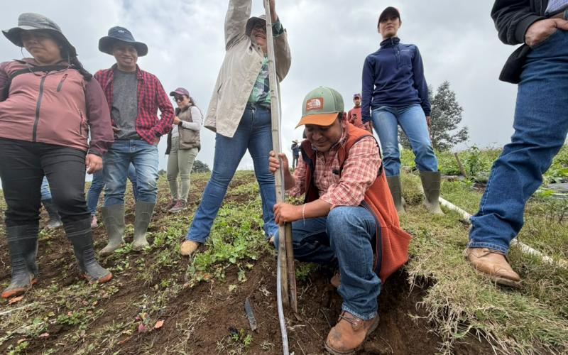 De la teoría a la práctica: técnicos aplican Keyline en Santiago Sacatepéquez