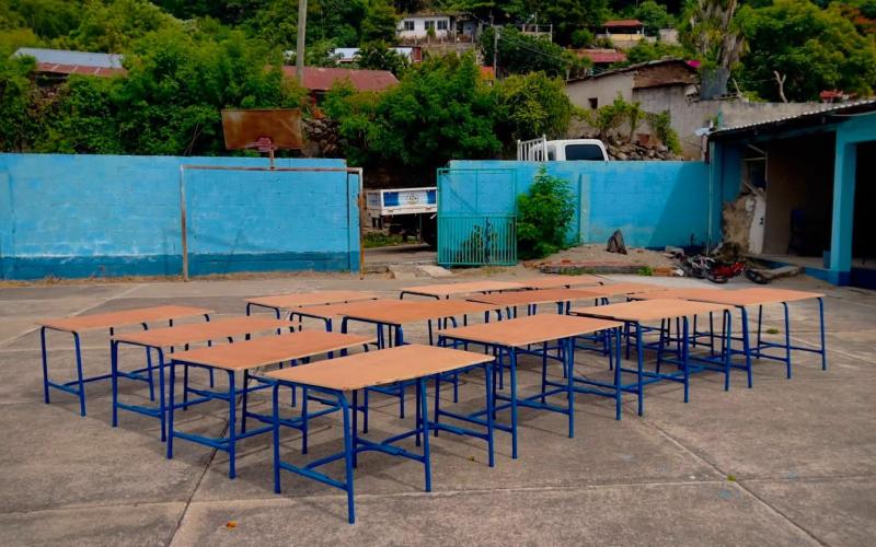 Estudiantes realizan restauración de escritorios de Escuela Taller de Agua Blanca