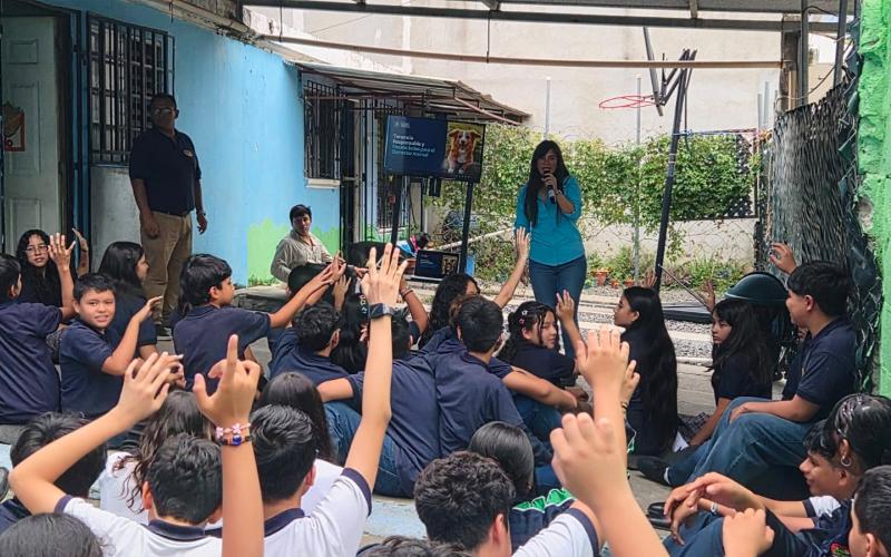 Estudiantes de Villa Nueva aprenden de bienestar y tenencia responsable de animales