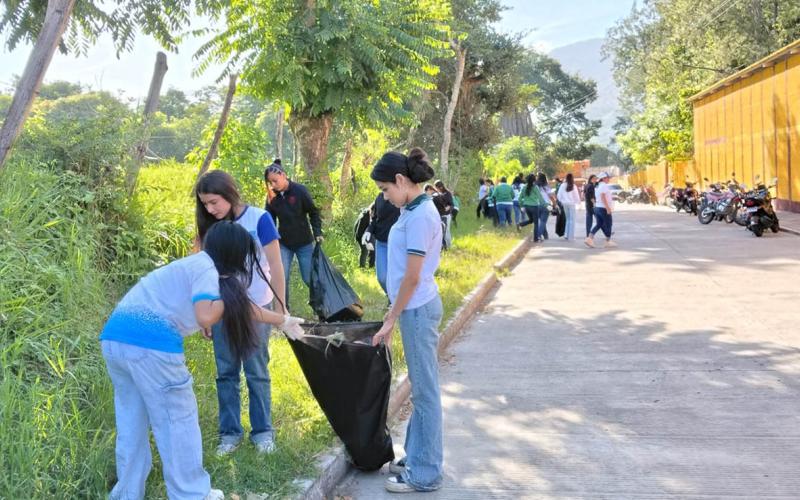 Jóvenes impulsan jornada de limpieza para proteger el medio ambiente