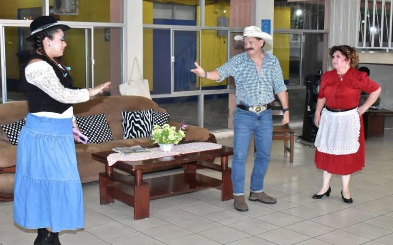 Mintrab presenta obra de teatro “Los Tripilla” en centro recreativo y vacacional