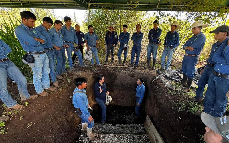 Supervisan avances del programa Suelos y Agua para el Futuro en parcela demostrativa de la ENCA 