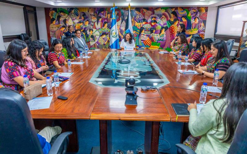 Mujeres de Asociación Ixsu’m Jasmin visitan Ministerio de Trabajo