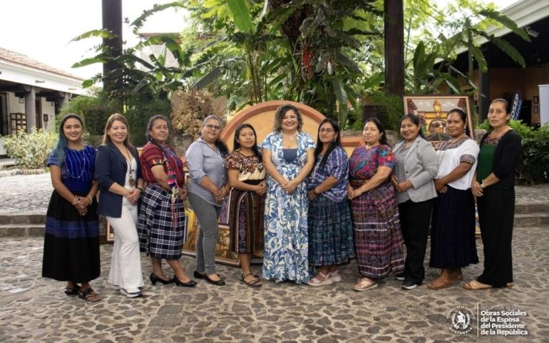 Dra. Zulma Calderón, Secretaria de SOSEP comparte con artesanas del Programa de Mejoramiento de las Condiciones Socioeconómicas de la Mujer.  