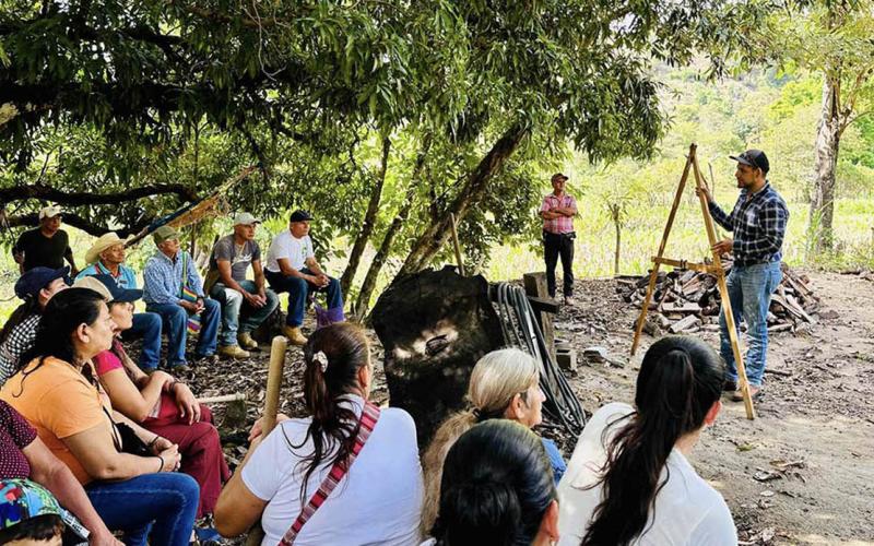 Promueven conservación de suelos y recursos hídricos en Santa Cruz El Chol