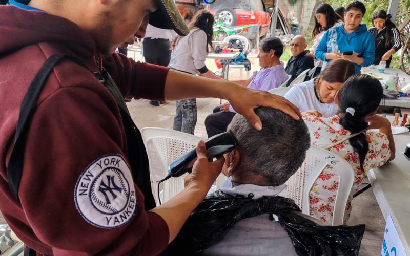 Jóvenes del Centro de Formación Quédate comparten sus conocimientos con adultos mayores en Huehuetenango