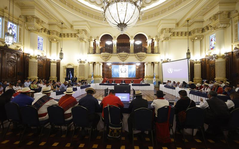 Gobierno aborda avances y desafíos del derecho a la salud con autoridades indígenas ancestrales