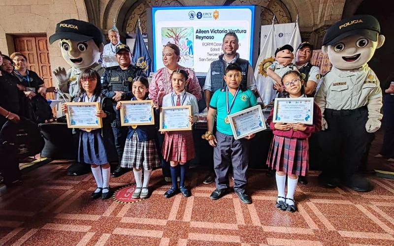 Premian a estudiantes ganadores del Certamen “Yo Soy Prevención”