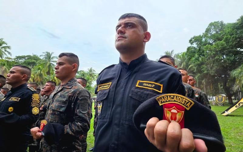 Policías se especializan en paracaidismo