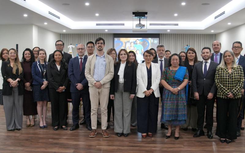 Funcionarios, Cuerpo Diplomático y socios de la cooperación internacional durante la presentación de la ADES.