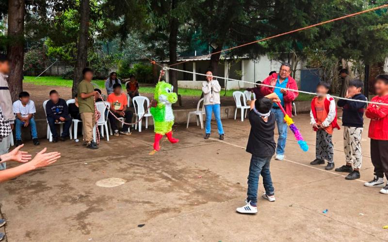 Juegos, comida y piñata en Diamante IV, celebrando el Día del Niño