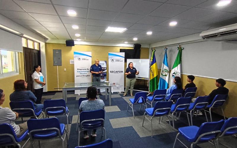 Mintrab realiza charlas informativas para becas de estudio
