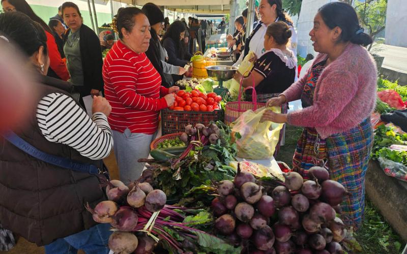 Hortalizas y frutas frescas para fiambre en la Feria del Agricultor de Quetzaltenango