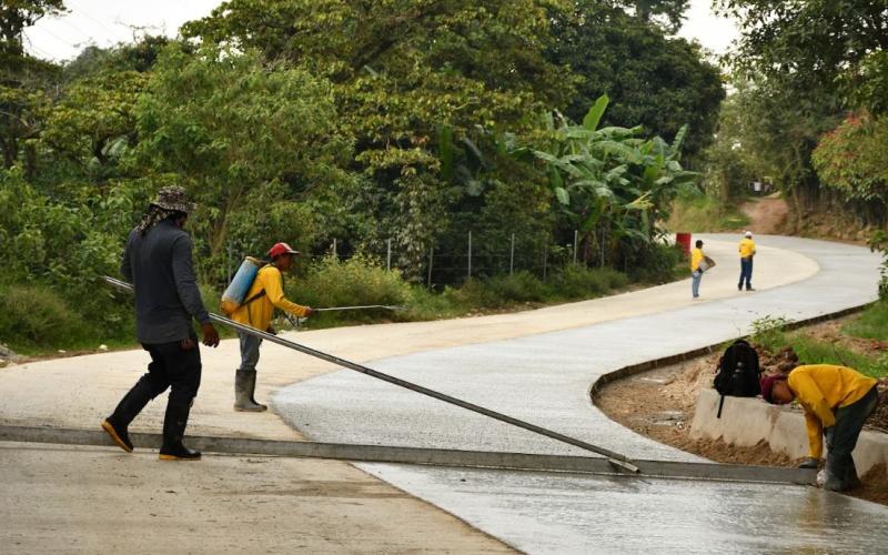 Mejoramiento de la ruta San Antonio La Paz–Sansur continúa para beneficiar a comunidades