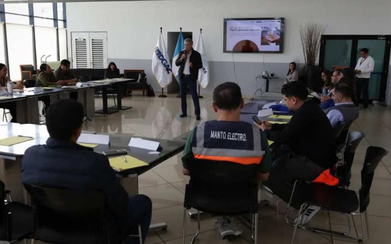 DGAC fortalece a equipo del Aeropuerto La Aurora para mejorar el servicio