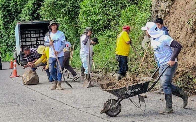 Retiran derrumbe en carretera que conecta Sololá con San José Chacayá