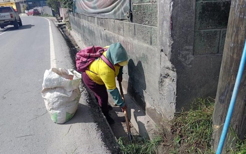 Realizan limpieza y recuperación de cunetas en San Juan Ostuncalco, Quetzaltenango