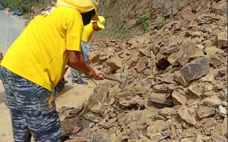 Atienden derrumbes y limpian drenajes en ruta hacia el Puente Corozal, El Progreso