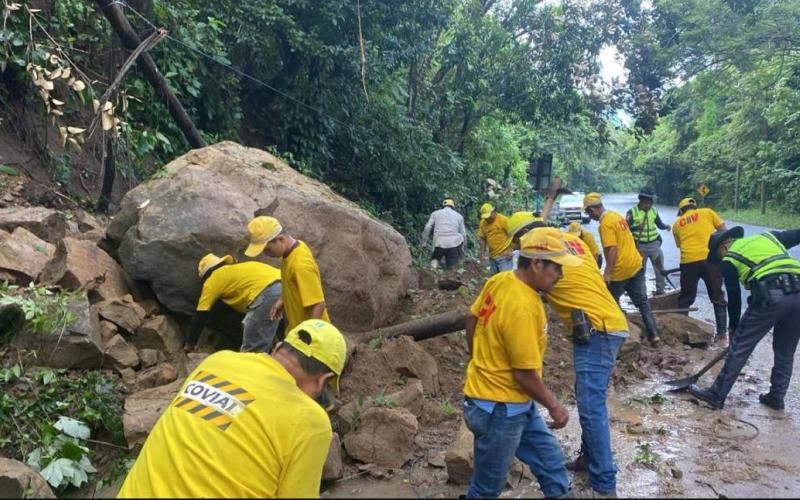 Retiran derrumbe y árbol caído en la CA-9 Norte, en Izabal