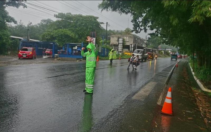 Brindan seguridad vial a estudiantes de centro educativo de la costa sur